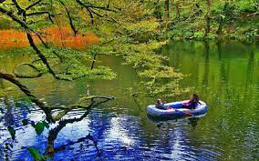 استفاده از قایق بادی شخصی در دریاچه فراخین