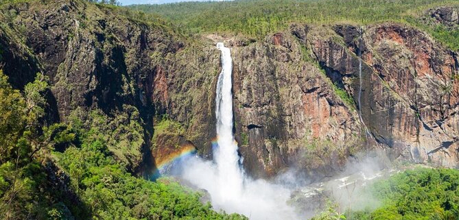 آبشار زیبای لاتون در بهار