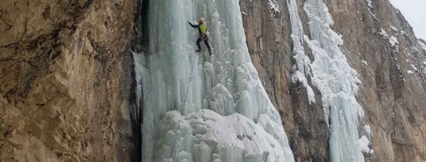 یخ نوردی بر روی آبشار خور