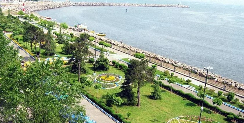 بلوار ساحلی انزلی در بهار
