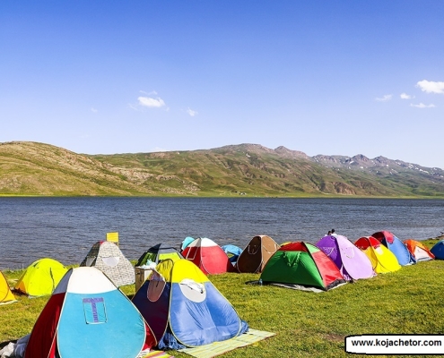 کمپ گردشگران در اطراف دریاچه نئور