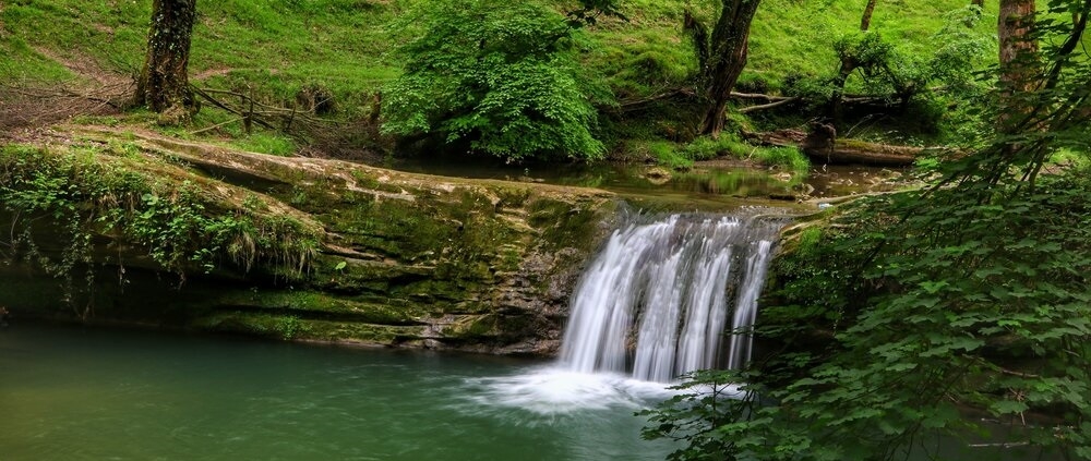طبیعت زیبای هفت آبشار تیرکن در جنگل های لفور