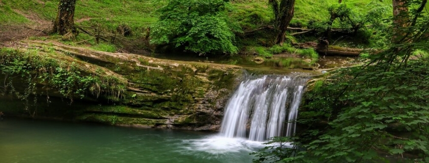 طبیعت زیبای هفت آبشار تیرکن در جنگل های لفور