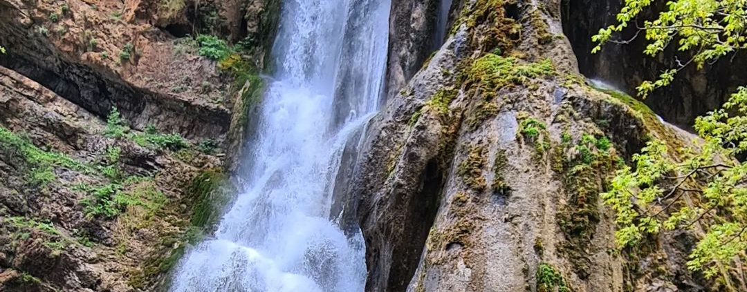 آبشار آب سفید الیگودرز در لرستان