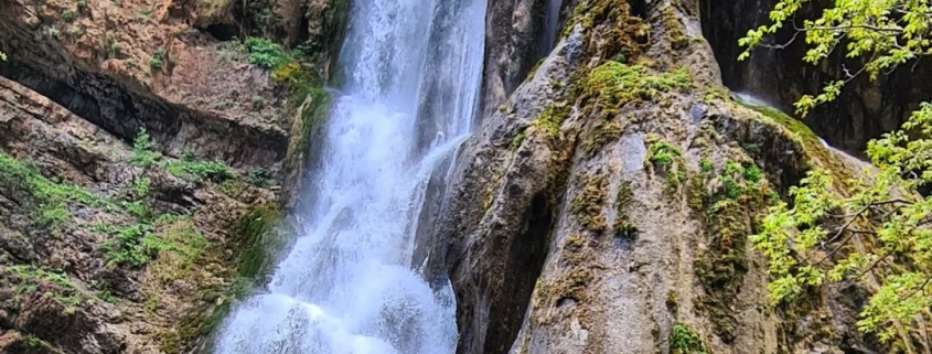 آبشار آب سفید الیگودرز در لرستان