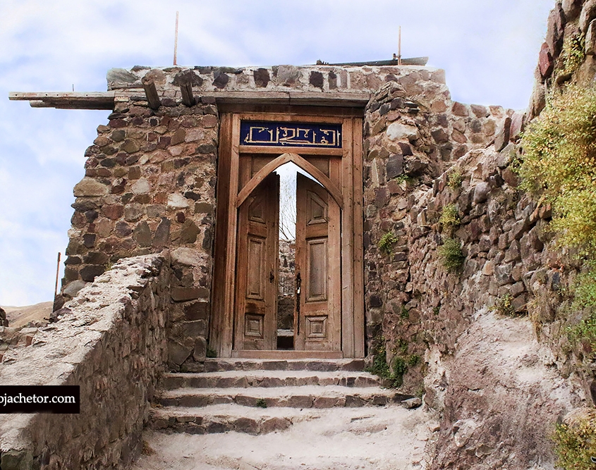 ورودی قلعه الموت یا دژ حسن صباح