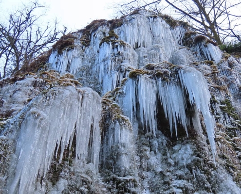 آبشار بهشت باران یخ زده در زمستان