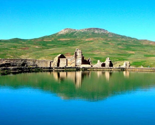 Takht-e-Soleyman-3.jpg دریاچه تخت سلیمان تکاب در ارومیه