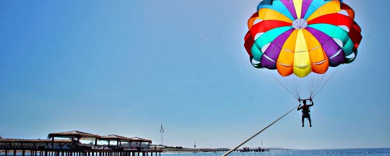 تفریحات آبی جزیره کیش پاراسل