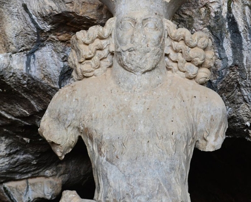 مجسمه شاپور در استان فارس در نزدیکی بیشاپور و کازرون