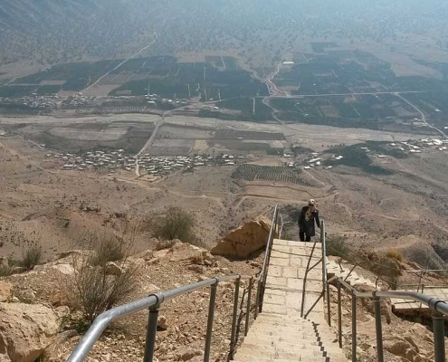 پله های سر مسیر رسیدن به غار شاپور