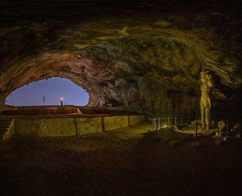 غار شاپور در شب در استان فارس