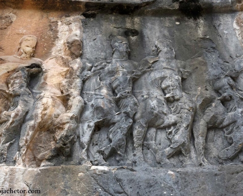 کتیبه ها و نقش برجسته ها در تنگ چوگان در نزدیکی شهر بیشاپور