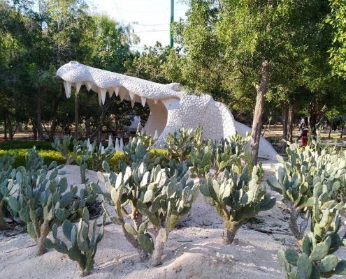 مجسمه دهان تمساح در باغ پرندگان کیش