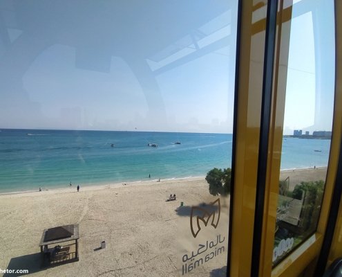 2022-12-08 نمای بیرون تله کابین میکامال کیش از داخل کابین