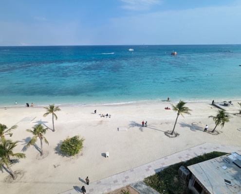 2023-12-19 خط تله کابین میکامال کیش از کنار ساحل جزیره کیش میگذرد