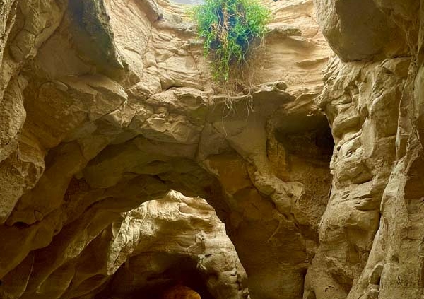غار گری کنار هرمزگان پارسیان