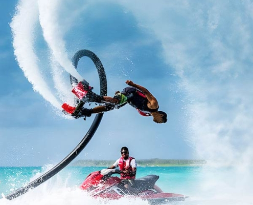 فلای بورد کیش از ورزش های آبی برای آقایان و بانوان در جزیره کیش