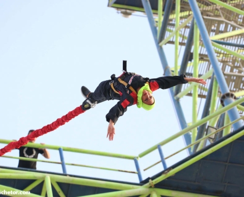 پرش از ارتفاع 40 متری در باشگاه بانجی جامپینگ جاذبه