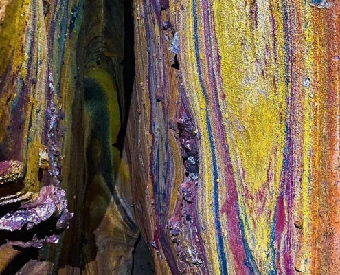 ساحل الماس هرمز براثر جریان آب و واکنش با نمک و فلزات خاصی تشکیل شده است