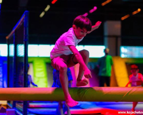 micamall-shehrebazi شهربازی و دیدن مجسمه های کارتونی در میکامال کیش