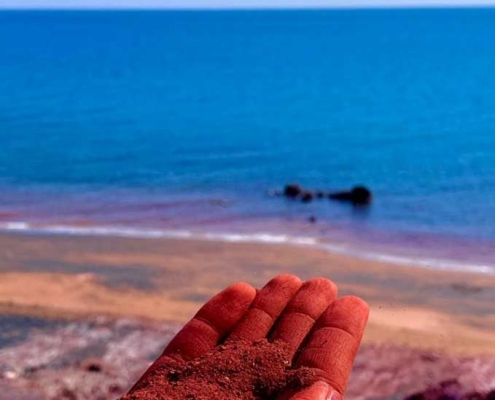 خاک قرمز ساحل سرخ هرمز