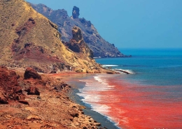 وجود اکسید آهن در ساحل سرخ هرمز سبب رنگ قرمز آن شده است