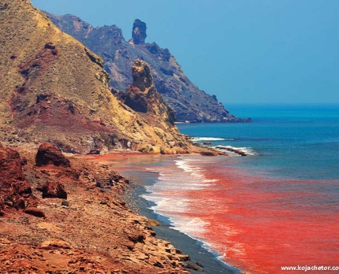 وجود اکسید آهن در ساحل سرخ هرمز سبب رنگ قرمز آن شده است