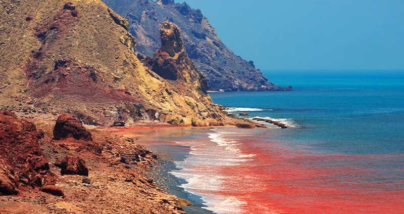 وجود اکسید آهن در ساحل سرخ هرمز سبب رنگ قرمز آن شده است