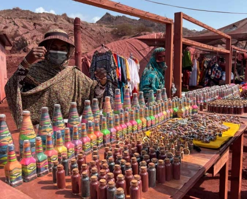 خاک های رنگی و خوراکی ساحل سرخ هرمز در جزیره هرمز