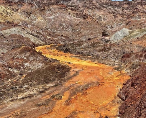 غار رنگین کمان با دره رنگین کمان در جزیره هرمز با یکدیگر فرق دارند