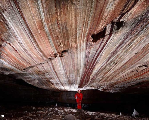غار نمکی قشم هرمزگان در 90 کیلومتری جزیره قشم