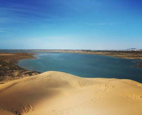 تلاقی دریا و کویر در ساحل روستای تنگ