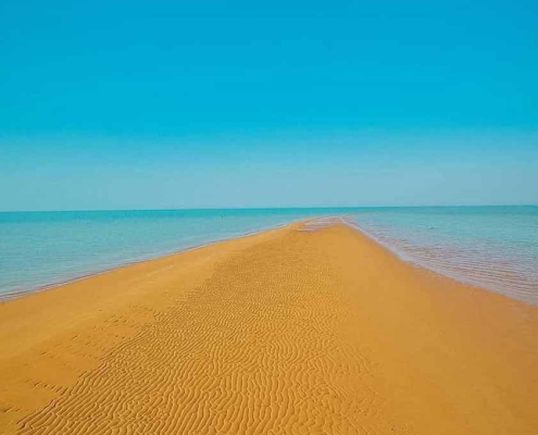 ساحل دو طرفه قشم کجاست