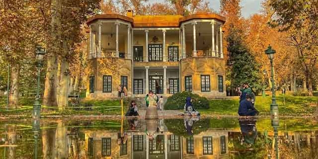 کاخ نیاوران در تهران فصل پاییز