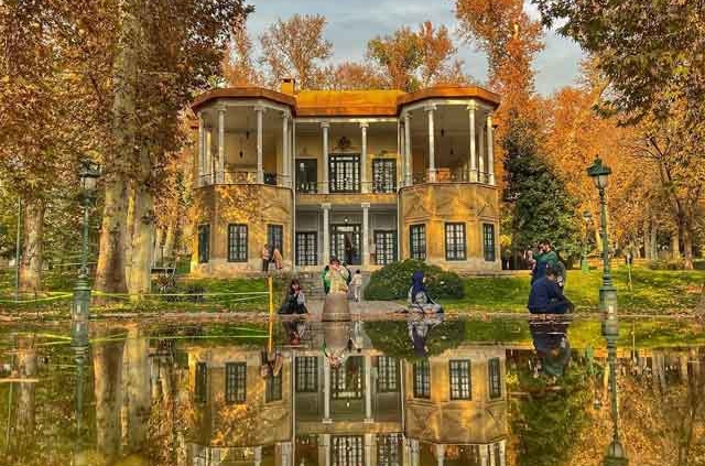 کاخ نیاوران در تهران فصل پاییز