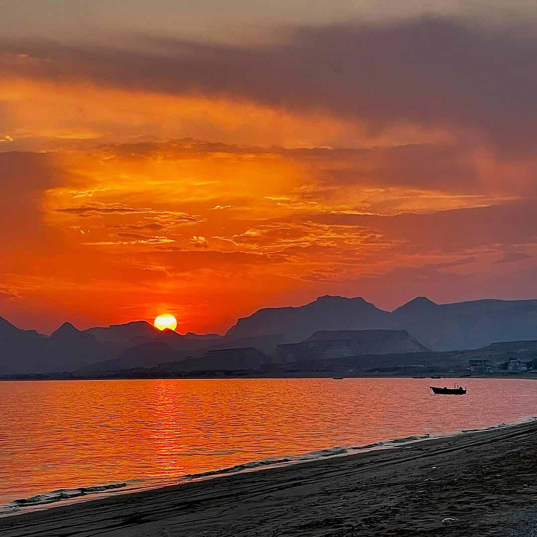 جاهای دیدنی قشم در شب 1 ساحل قشم در شب