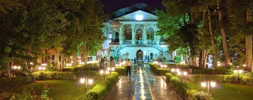 باغ فردوس تهران در شب