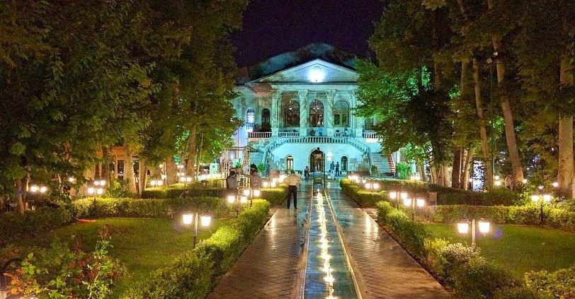 باغ فردوس تهران در شب