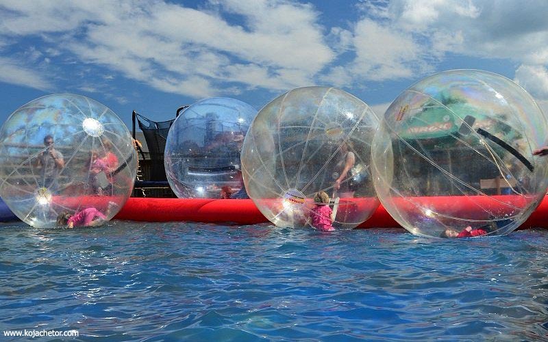 توپ سواری روی آب در جزیره کیش از تفریحات آبی کیش